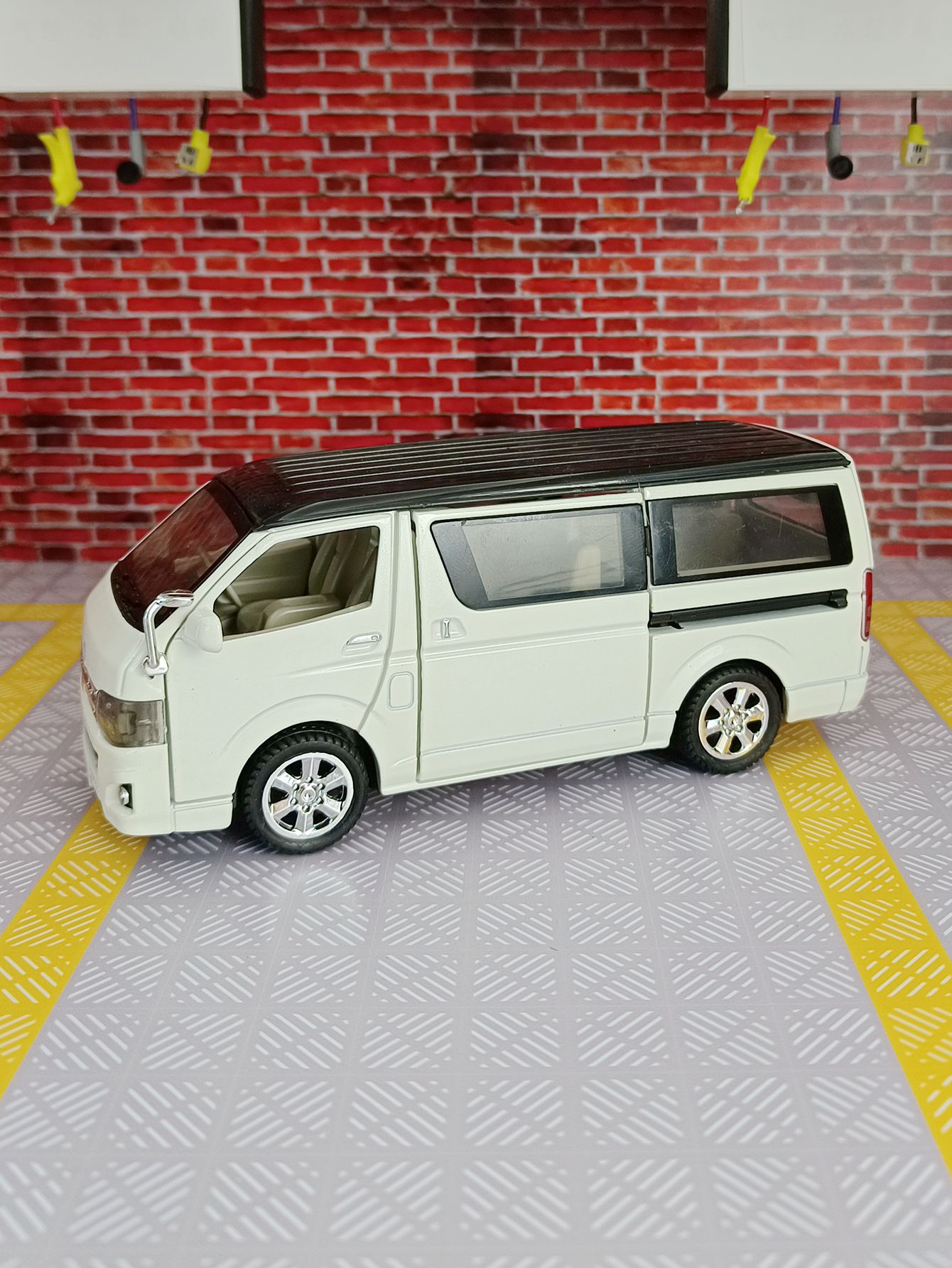 1:32 simülasyon Toyota Hiace a - Decor Lighting Returns incelemesi ve fiyatı