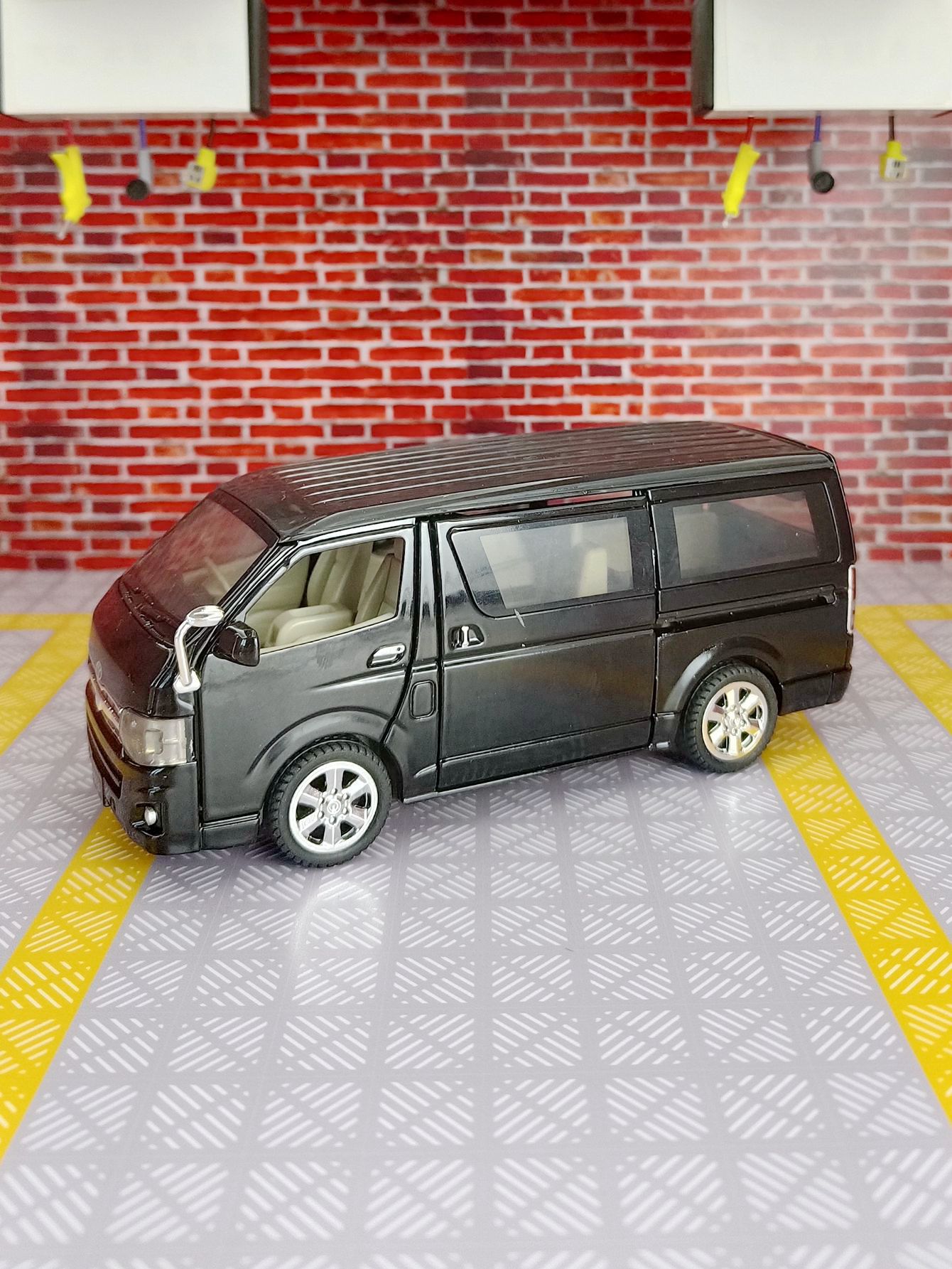 1:32 simülasyon Toyota Hiace a - Decor Lighting Returns incelemesi ve fiyatı