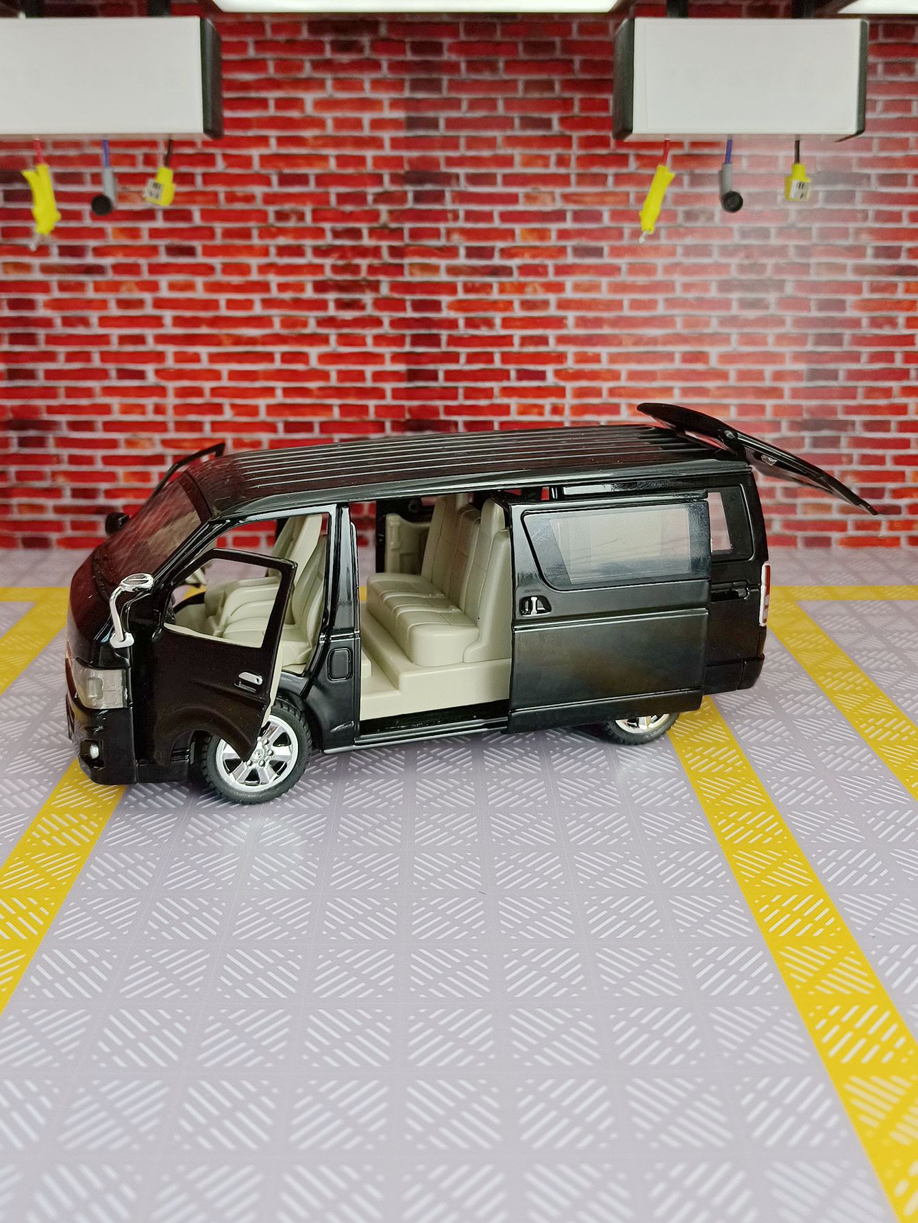 1:32 simülasyon Toyota Hiace a - Decor Lighting Returns incelemesi ve fiyatı